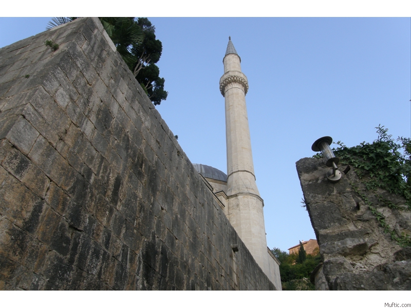 It is believed that the fortified town along with its attendant settlements were built by Bosnia's King Stjepan Tvrtko I in 1383. 